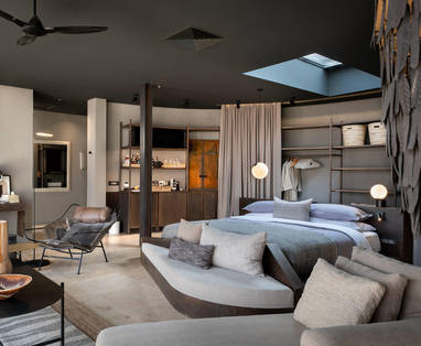 slaapkamer bij Sossusvlei Desert lodge in Namibië