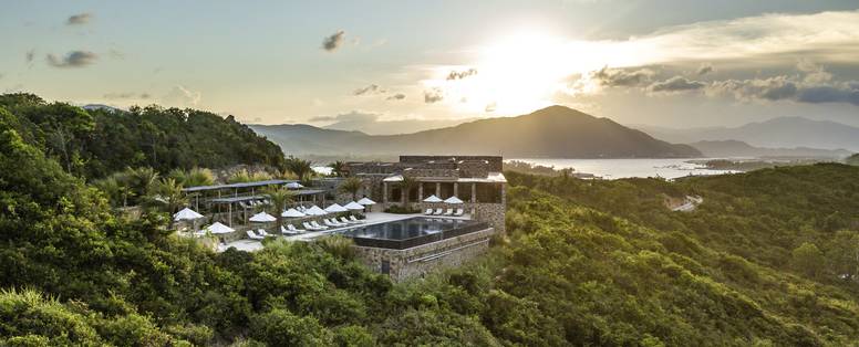 zwembad op prachtige locatie bij Bai San Ho in Vietnam