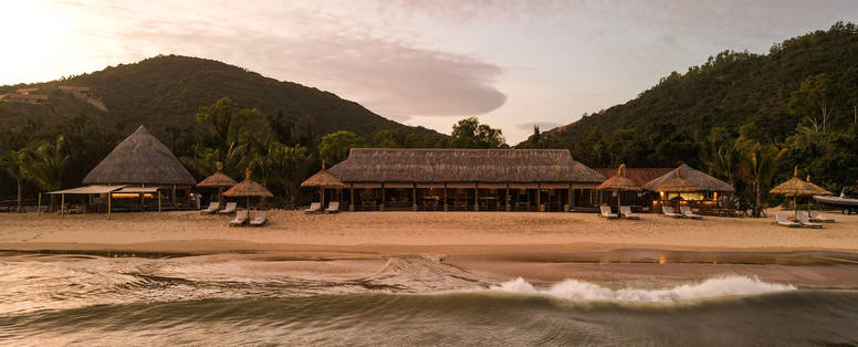 restaurant op het strand bij Bai San Ho in Vietnam