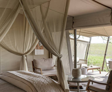 Singita Sabora Tented Camp slaapkamer met uitzicht