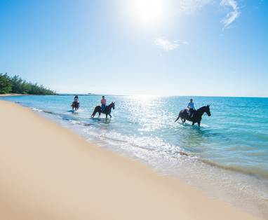 Paardrijden op het strand bij Tulia Zanzibar in Tanzania