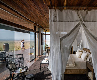 Singita_Sasakwa_Lodge_Hillside_Suite_slaapkamer_en_veranda