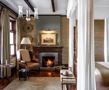 Singita_Sasakwa_Lodge_slaapkamer_met_open_haard