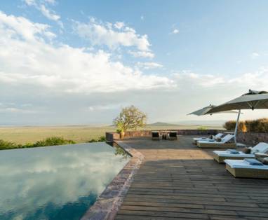 Singita_Sasakwa_Lodge_zwembad_met_lounge