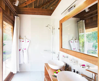 Zanzibar_Tulia__Royal_Garden_Villa_badkamer
