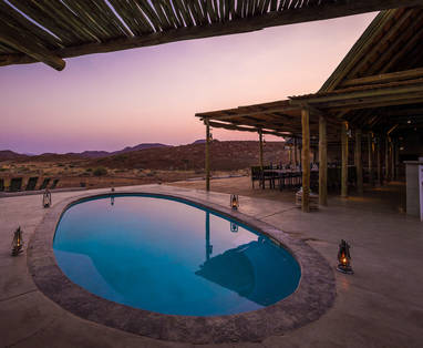 Zwembad bij Damaraland Camp in Namibië