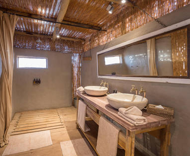 badkamer bij Damaraland Camp in Namibië