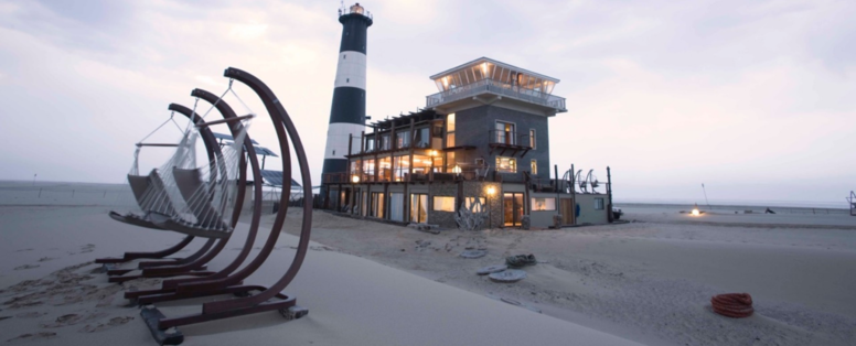 vooraanzicht lodge bij Pelican Point Lodge in Namibië