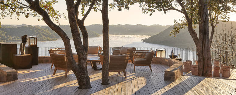 dek met zonsondergang bij Pamushana lodge in Zimbabwe