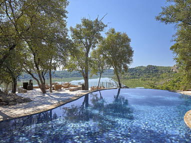 zwembad met uitzicht bij Pamushana lodge in Zimbabwe