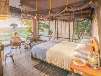 inrichting safaritent met gasten bij King Lewanika in Zambia