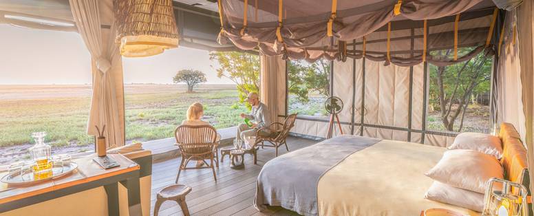 inrichting safaritent met gasten bij King Lewanika in Zambia