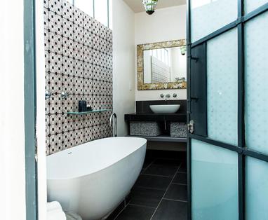 ensuite badkamer bij Latitude 15 in Zambia