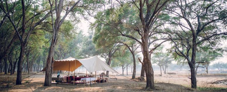 eetgedeelte bij Tusk & mane in Zambia