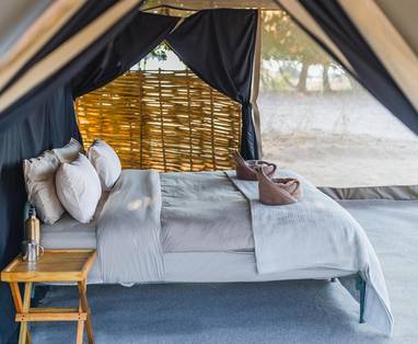 inrichting tent bij Tusk & mane in Zambia