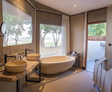 ensuite badkamer bij Sausage Tree Camp in Zambia