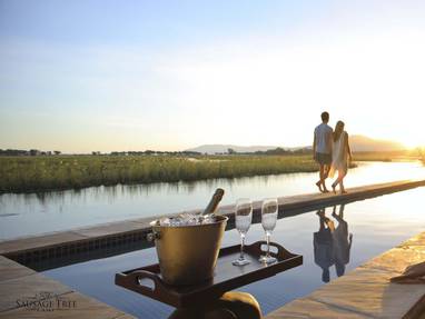 zwembad met uitzicht bij Sausage Tree Camp in Zambia