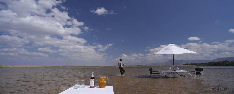 Dineren in de zambezi rivier bij Sausage Tree Camp in Zambia
