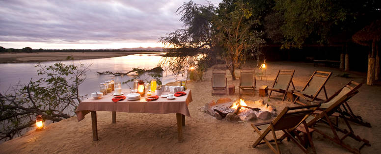 Dineren aan de oever bij Island Bush Camp