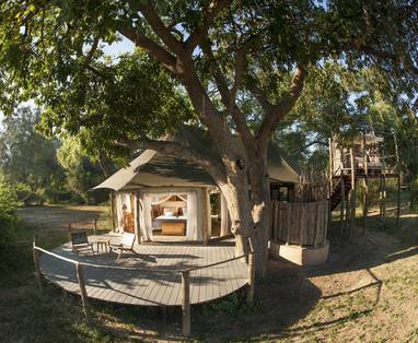 Tent van buitenaf bij Three River Lodge in Zambia