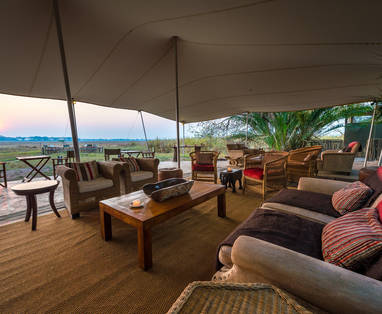 Lounge  bij Busanga Bush Camp in Zambia