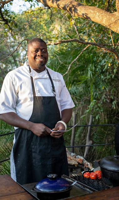 Kaingu_Safari_Lodge_chef