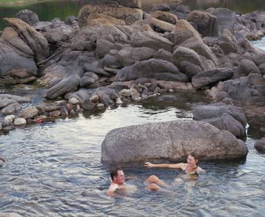 Kaingu_Safari_Lodge_natuurlijk_zwembad