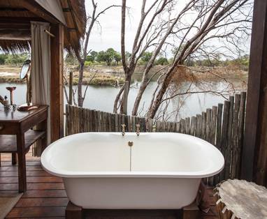 Sindabezi Island buitenligbad 