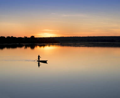 zonsondergang zambezi rivier in zambia