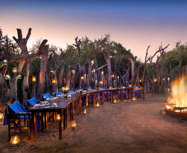 Diners in de boma bij Royal Chundu in zambia