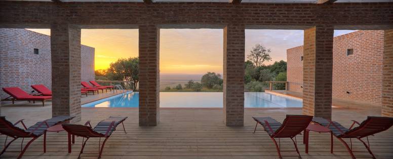 zwembad bij Angama Mara in Kenia 
