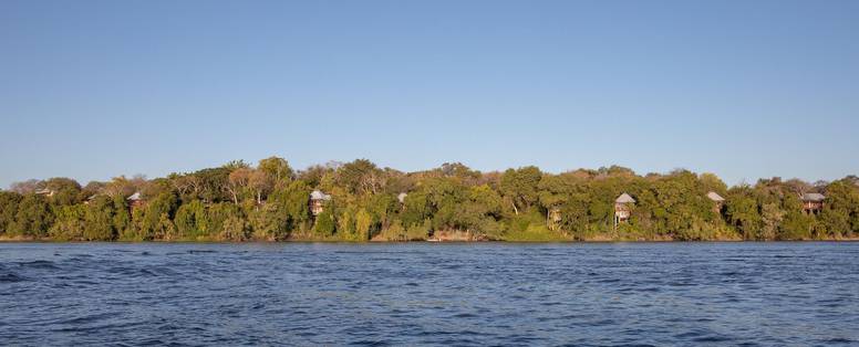 uitzicht vanaf de rivier bij The River Club in Zambia