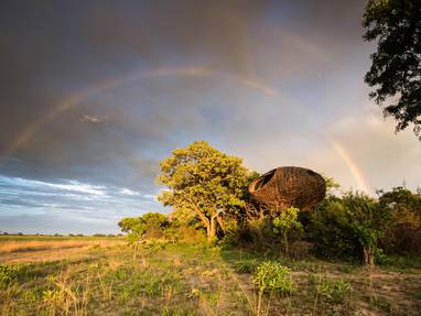 tent met regenboog bij Chisa Busanga Camp