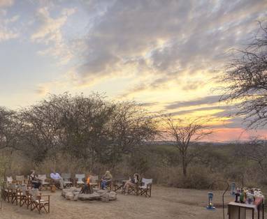 Oliver's_Camp_main_lodge_met_kampvuur