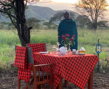 diners bij Embalakai Camp in Tanzania