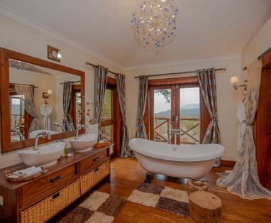 badkamer bij Escarpment Luxury Lodge in Tanzania