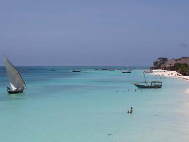 Zanzibar, stranden en heldere zee