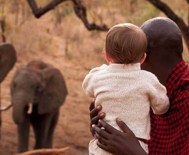 Tangire__olifanten_met_man_en_kind