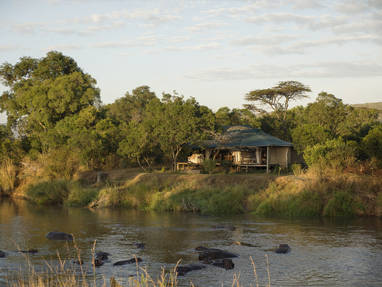 tent vanaf het water bij Ngare Serian in Kenia