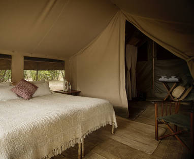 inrichting tent bij Serian's Nkorombo in Kenia