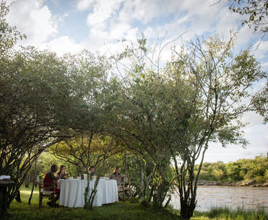 diners bij Serian's Nkorombo in Kenia