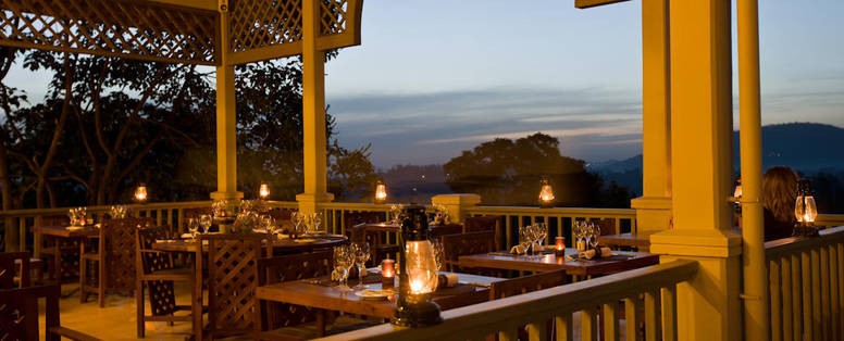 buiten dineren bij Machweo Wellness Retreat