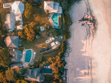 villa's vanuit de lucht bij Alfajiri villas in Kenia