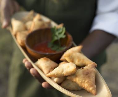 hapjes bij sirikoi lodge in kenia