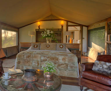 tent interieur bij sirikoi lodge in kenia