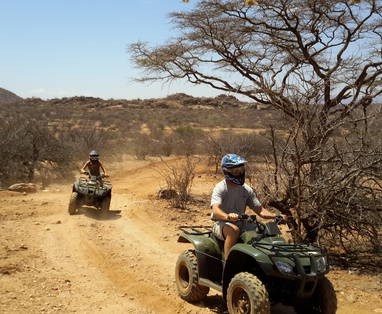 quad biken bij Sasaab in Kenia