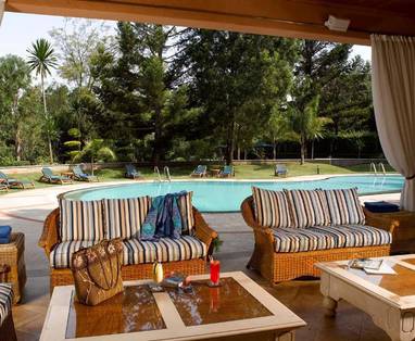 zwembad huis bij House of Waine in Kenia