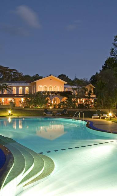 zwembad bij House of Waine in Kenia