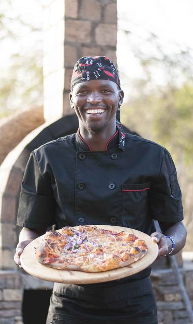 Verse pizza's bij The Emakoko in Kenia