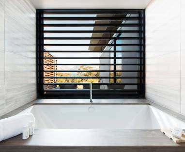Signature Suite bad met uitzicht bij Saffire Freycinet in Australië